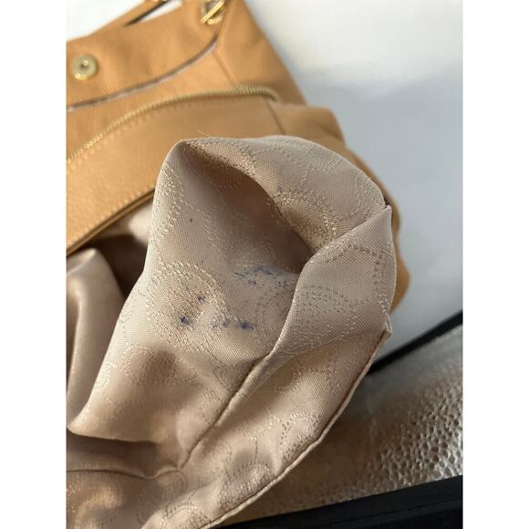 MICHAEL KORS, CAMEL PEBBLED LEATHER SHOULDER BAG WITH CHARM - Picture 14 of 16